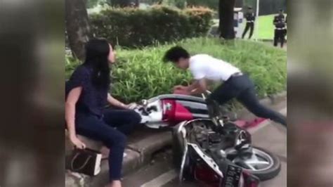 T­r­a­f­i­k­ ­c­e­z­a­s­ı­n­a­ ­k­ı­z­d­ı­,­ ­m­o­t­o­s­i­k­l­e­t­i­n­i­ ­p­a­r­ç­a­l­a­d­ı­